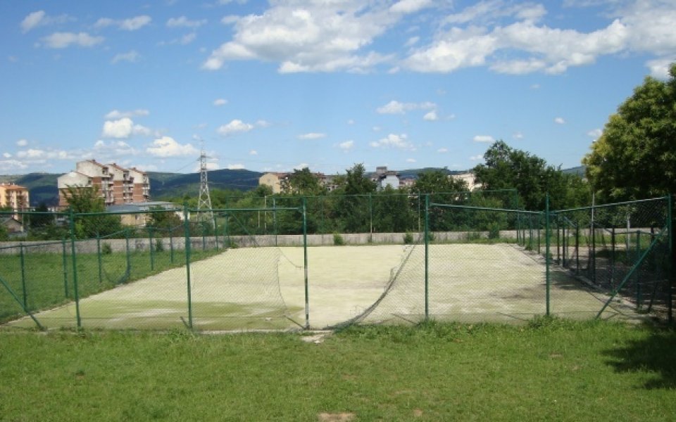 Футболната площадка-убиец във Велико Търново така и не бе официално открита