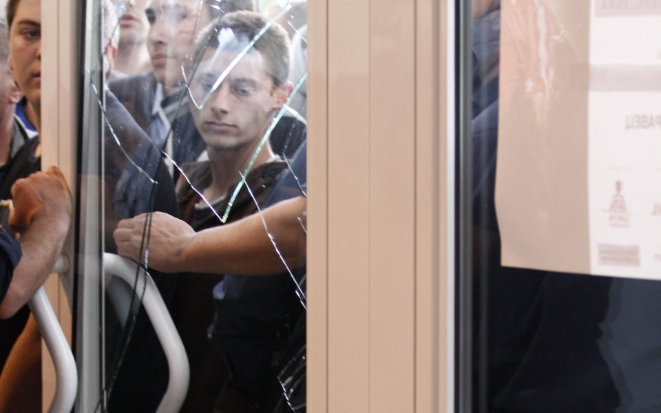 Напрежение и счупени стъкла преди Лукойл - Левски