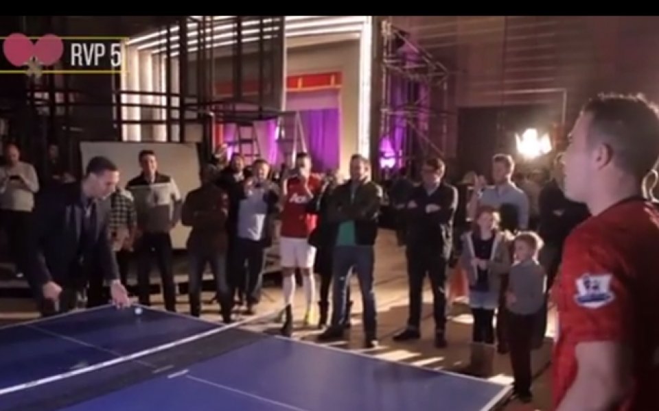 ВИДЕО: Фърдинад и Ван Перси в забавен дуел на тенис на маса