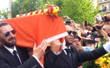 ВИДЕО: Хиляди фенове на Лацио спретнаха погребение за Рома