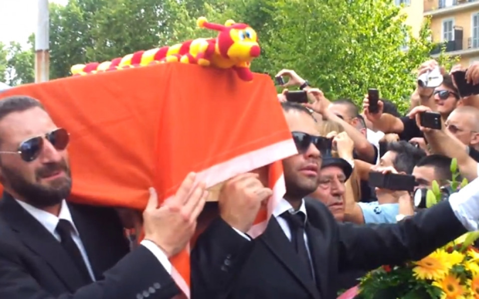 ВИДЕО: Хиляди фенове на Лацио спретнаха погребение за Рома
