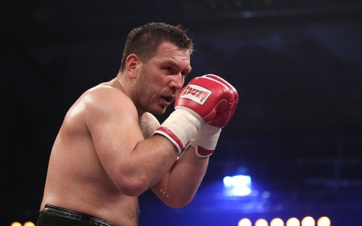 Руслан Чагаев защити титлата си в супертежка категория