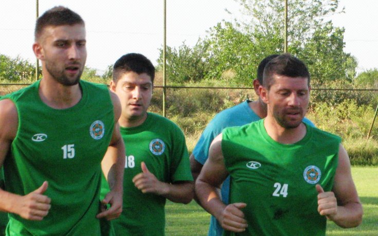 21 футболисти започнаха с Нефтохимик