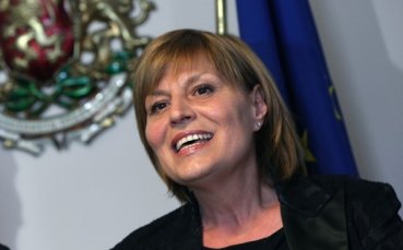 Министър Георгиева ще гледа първи волейболен мач