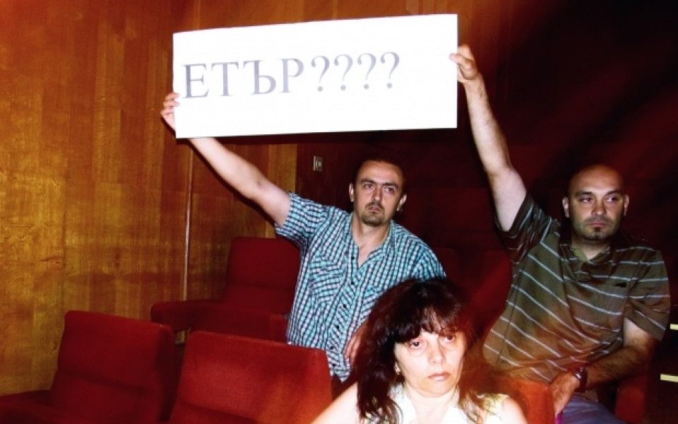 Фенове опънаха плакат в Общинския съвет, Ботев Дебелец свиква събрание на 17 юли