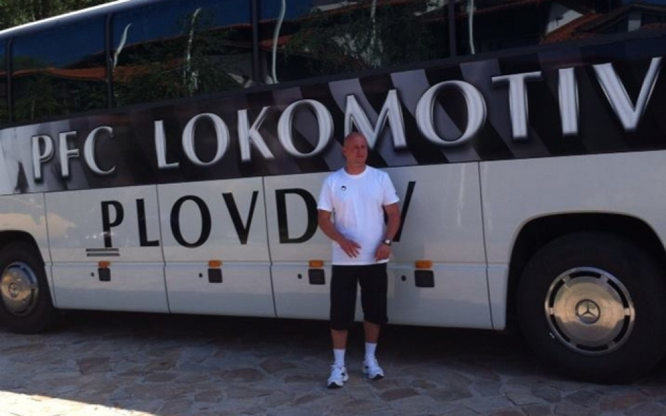 Новият македонец в Локо Пловдив позира с черно-бялата фланелка