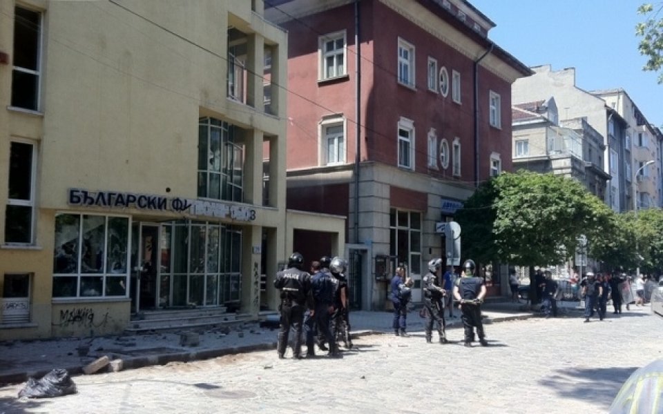 Девет души са с обвинения за атаката срещу сградата на БФС