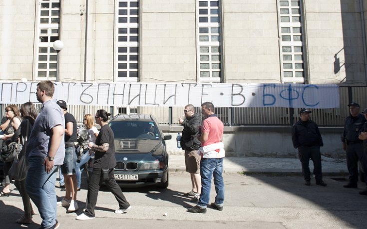 СНИМКИ: Феновете на ЦСКА опънаха транспарант пред съда