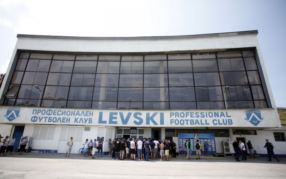 Ще бъдат ли сдъвкани поредните силни сини кадри?