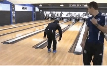 ВИДЕО: Хуан Мата е скаран с боулинга