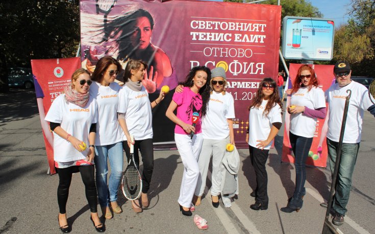 Дами играха тенис на токчета за Турнира на шампионките