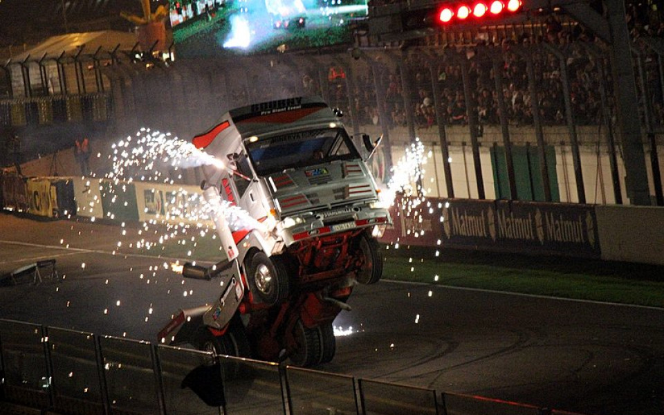 Уникално шоу с камион, на задните му гуми, закри вечерта  в „24 часа на камионите” в Льо Ман