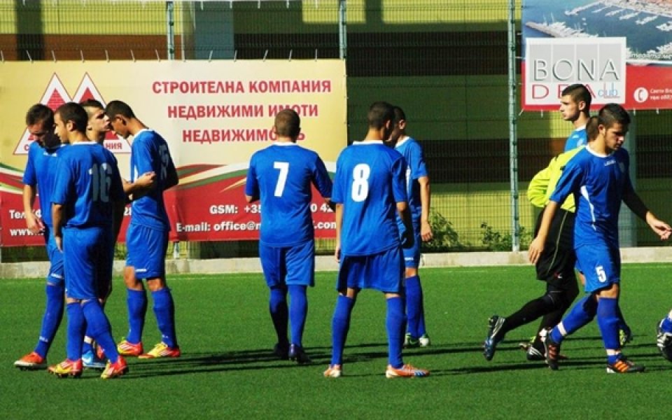 Два червени картона не успяха да спрат акулите от нова победа