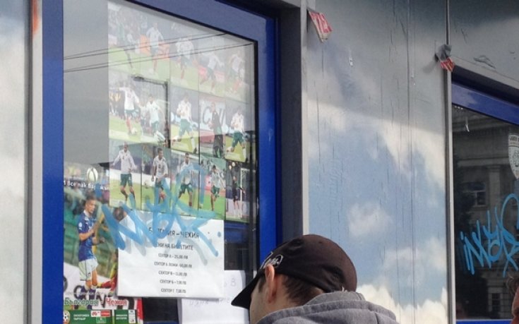 Билетите за сектор В свършиха, вече има опашка на касите