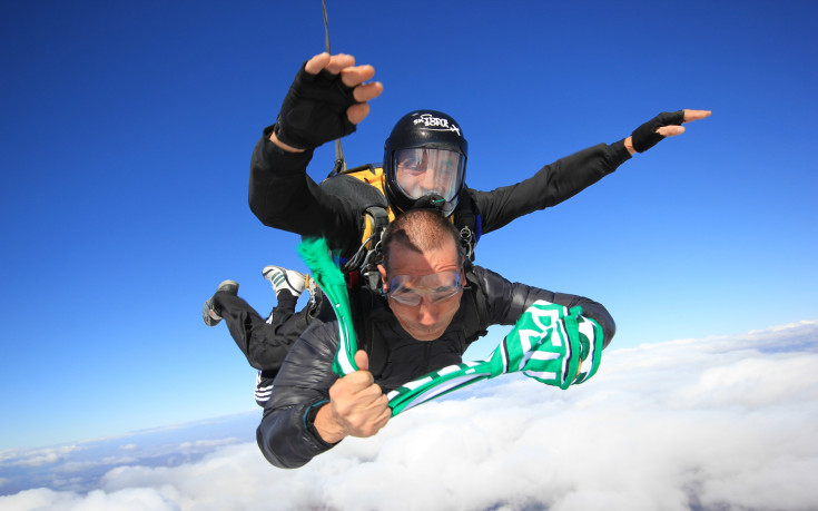 ВИДЕО и СНИМКИ: Ангел Петричев все пак скочи с парашут