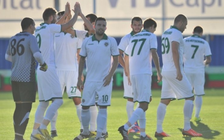 Нефтохимик заминава с група от 18 футболисти за Сливен