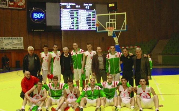 Възроденият мъжки баскетболен отбор Чардафон с убедително начало