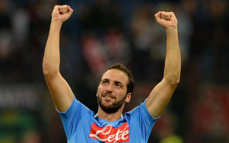 Наполи запази второто място с две дузпи и два гола на Игуаин