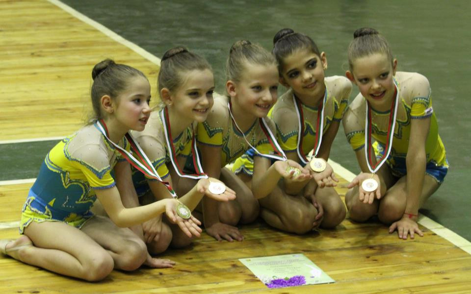 Девойките на Левски-Триадица с титлата при ансамблите