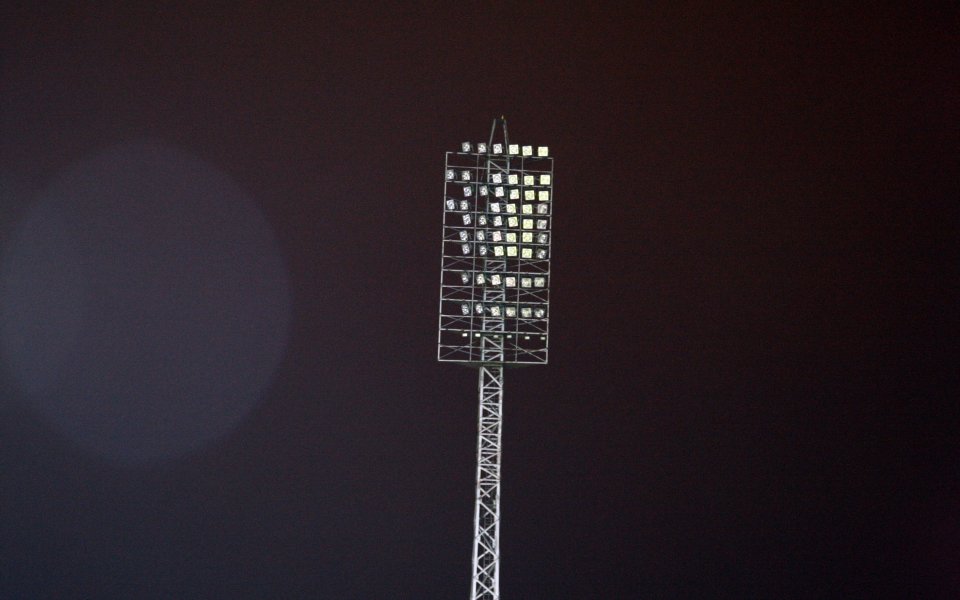 СНИМКИ: Пробем в осветлението за малко не прекрати квалификацията в Стара Загора