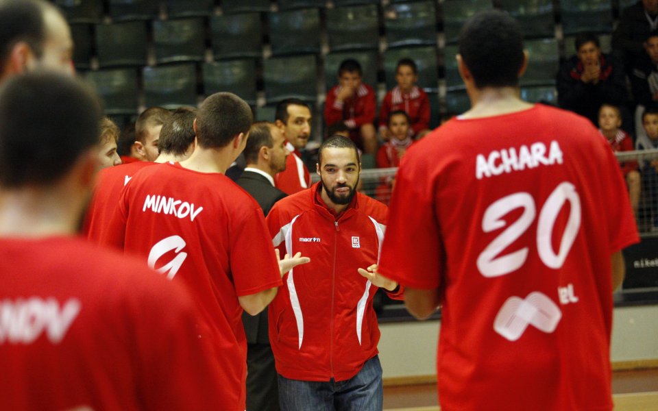 В опит да напълни „Арена Армеец“, Лукойл пуска вход свободен