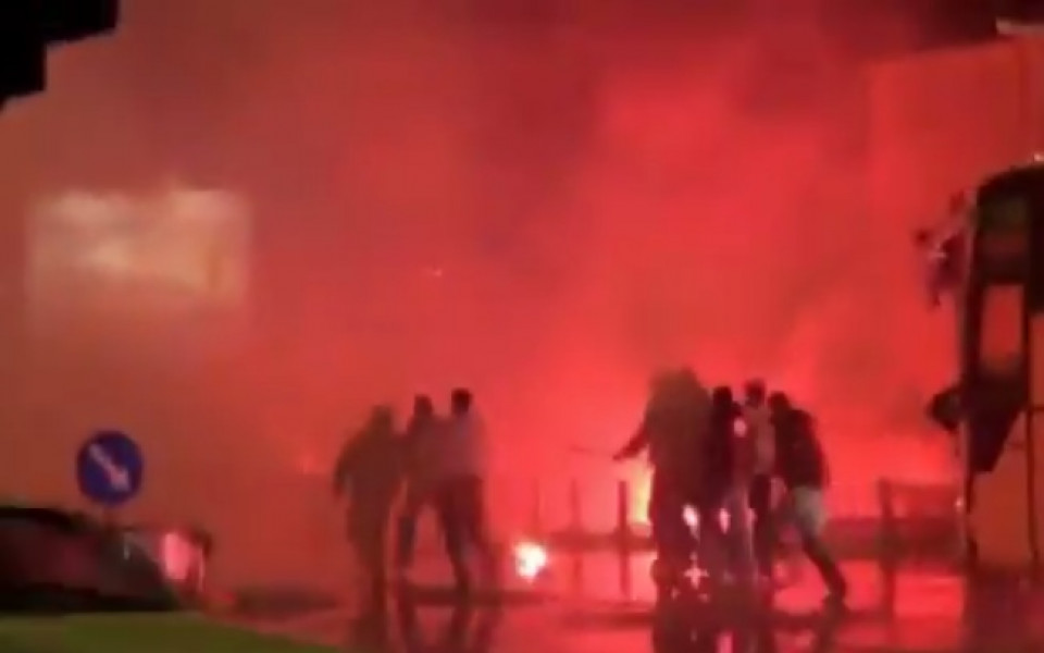 ВИДЕО: Фенове на Будучност и ПАОК подпалиха Подгорица