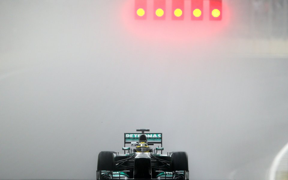 Розберг най-бърз и на мокрото трасе за втората свободна тренировка