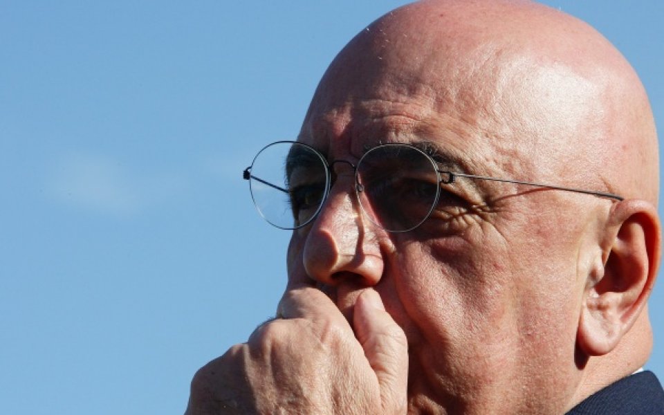 Хаосът в Милан е на лице: Берлускони не се появи на среща с медиите