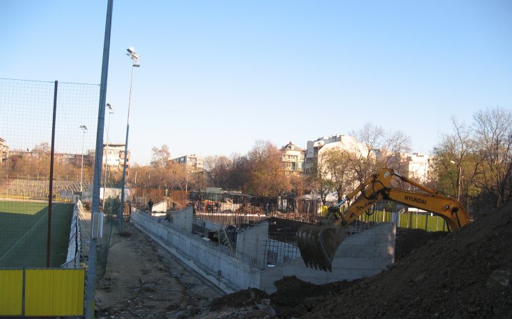 СНИМКИ: Започна събарянето на южната трибуна на стадион Христо Ботев