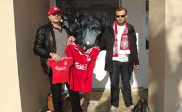 Фенклубът на Ливърпул в Благоевград зарадва децата от Дома с подаръци