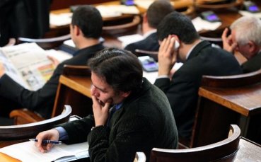 Трети ден депутатите обсъждат бюджет 2014