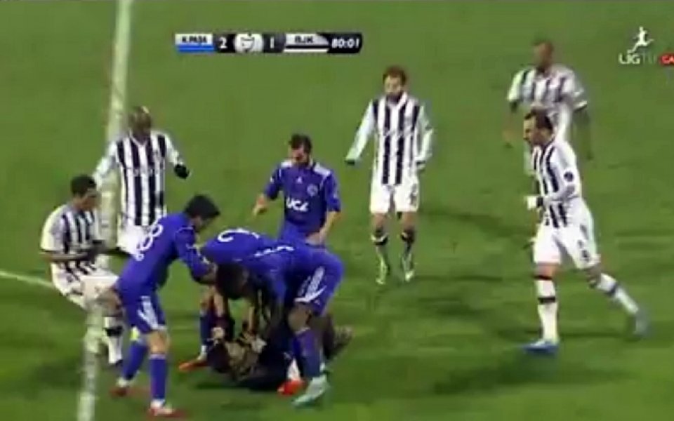 ВИДЕО: Шокиращ момент на турско дерби - футболисти пребиха фен на терена