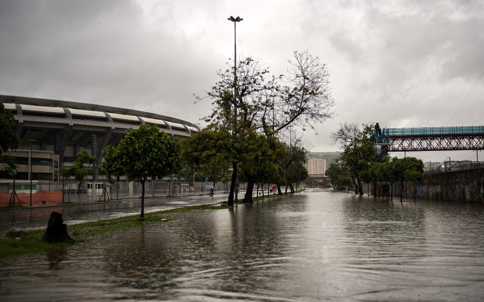 Проливните дъждове в Рио де Жанейро наводниха „Маракана“