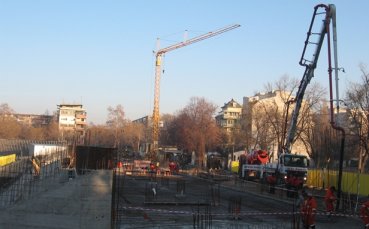 Почна се! Кран и камион влязоха в Колежа