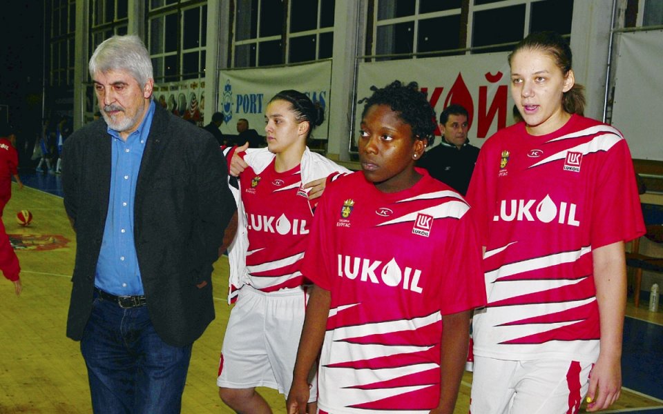 Нефтохимик се подсили с център