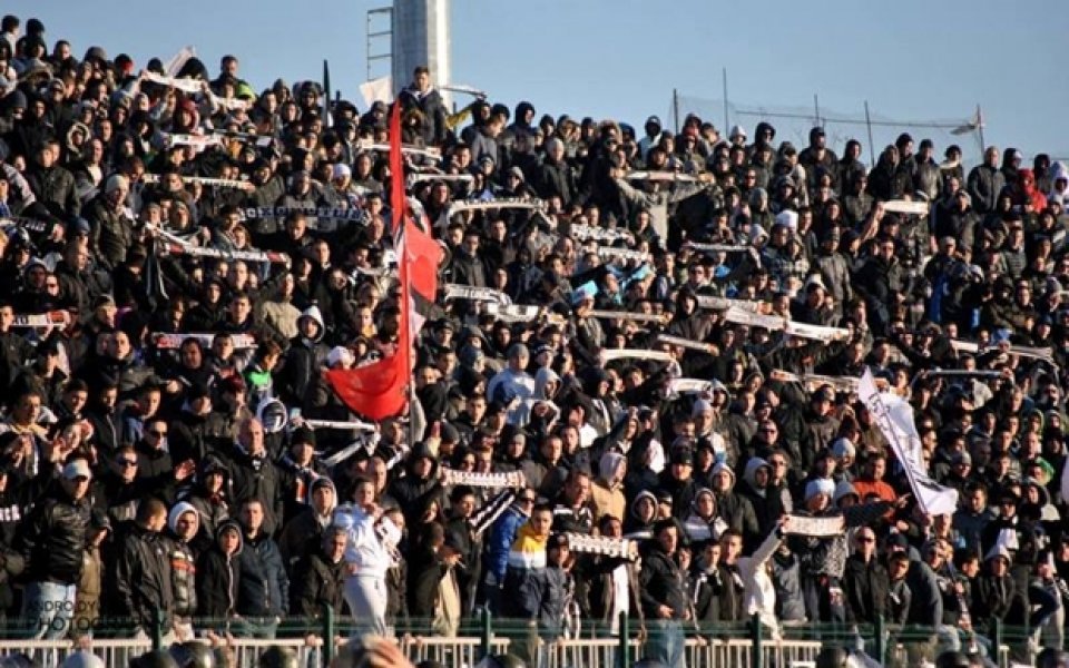 Феновете на Локо Пд: Кой и защо посегна на личността?