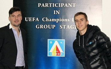 СНИМКИ: Вижте как емоционално Христо Йовов изпрати „сина си” Антонио Вутов