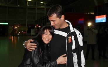 СНИМКИ: Красивата Ралица посрещна с целувки Господинов при пристигането му от Лас Палмас