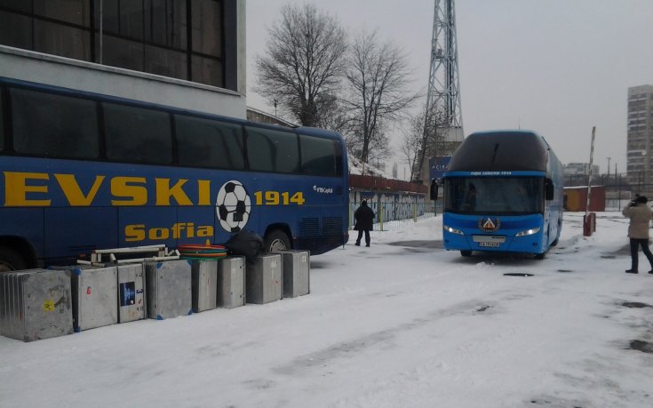 СНИМКИ: Левски се прибра в снежна София