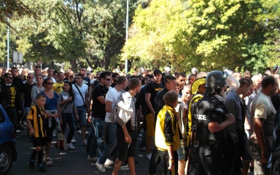 Футболни фенове протестират заради исканите от мюфтийството имоти