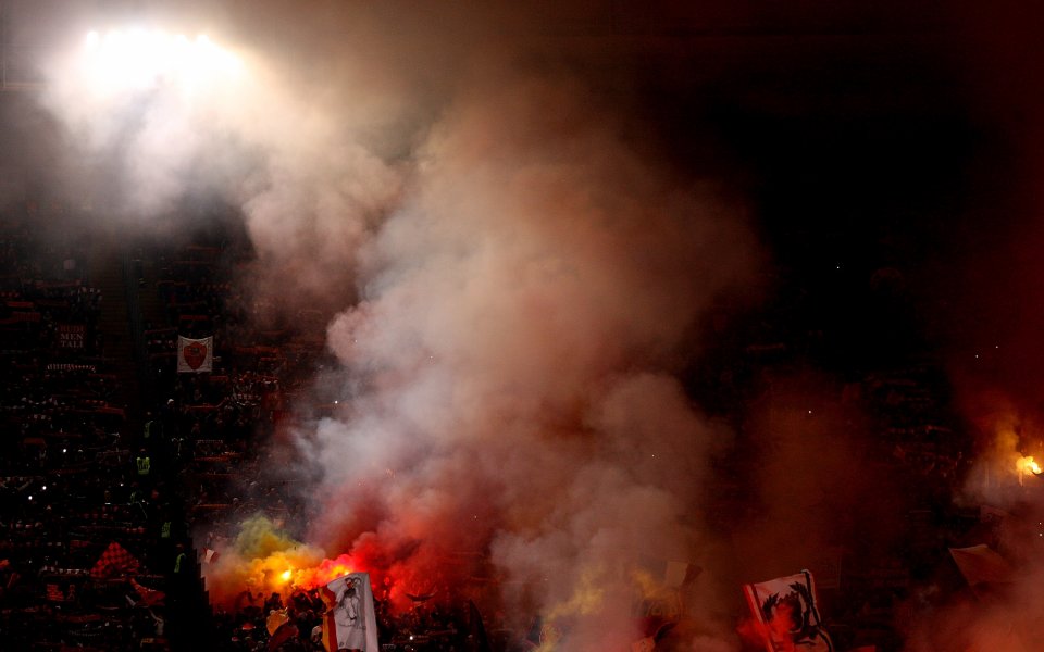 Фенове подпалиха полицейска кола преди Наполи - Милан