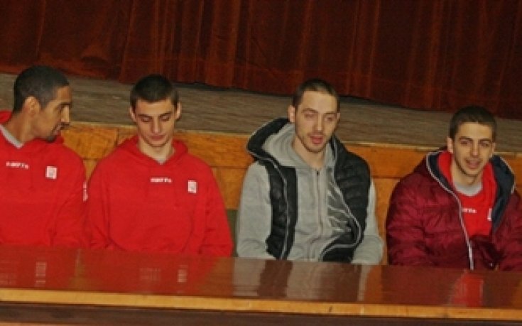 СНИМКИ: Лукойл Академик отново зарадва учениците в Правец