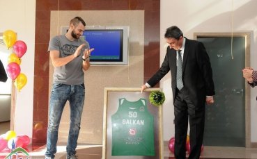 Отборът на Балкан с оригинален подарък за 50-годишния юбилей на шефа