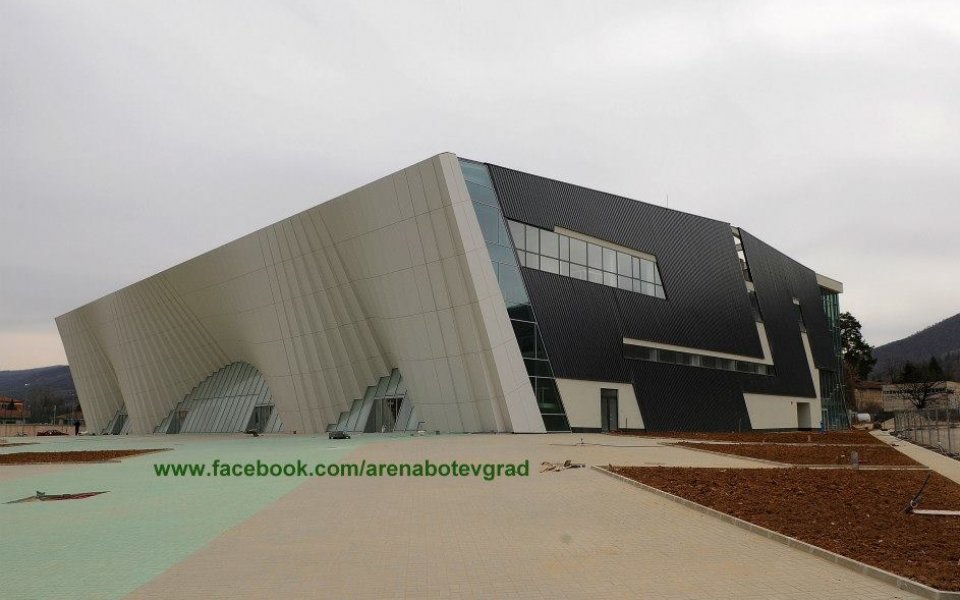 СНИМКИ: Залата в Ботевград вече е на финалната права