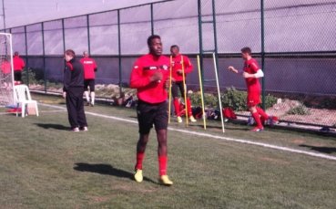 Раул е в София, минава прегледи и подписва с „червено-черните“