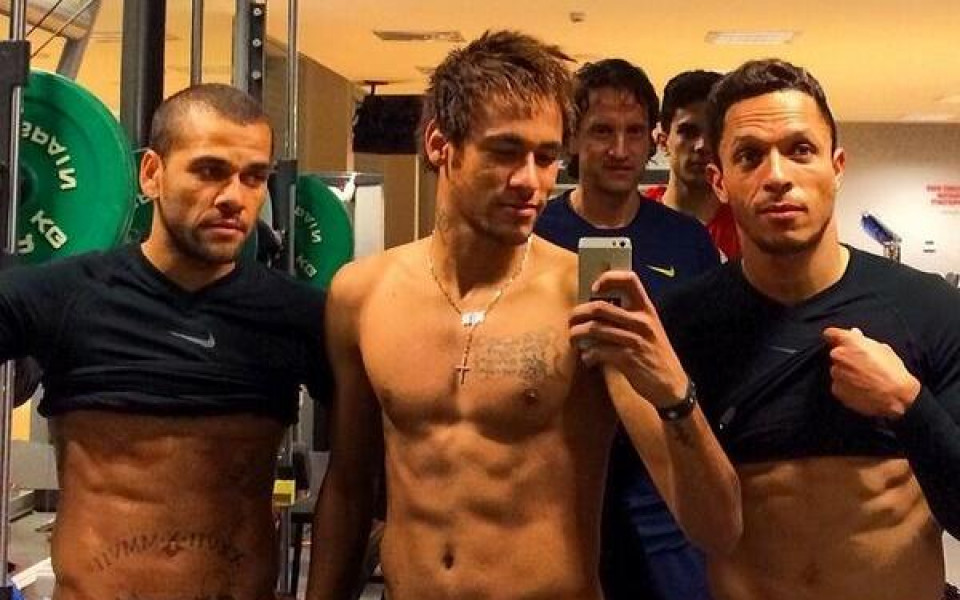 Бразилците в Барса си мерят мускулите след тренировка