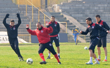 Бавят жълтата карта на Въндев от Малдивите