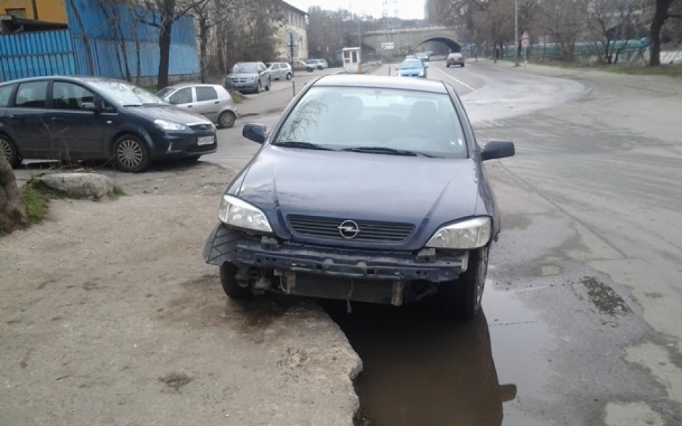 СНИМКИ: Служебен автомобил на Левски катастрофира до Сточна гара