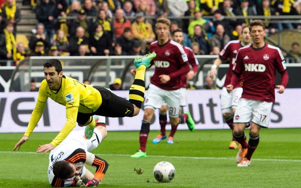 Дортмунд натупа Нюрнберг, Байер с пета поредна загуба