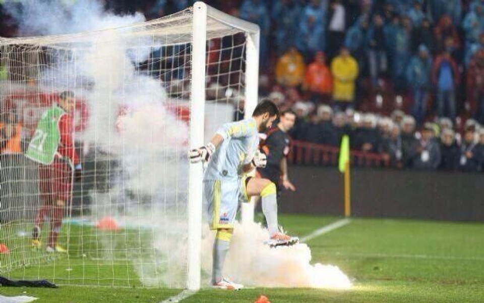 ВИДЕО: Пак екшън в Турция, целиха Фенербахче с факли и камъни